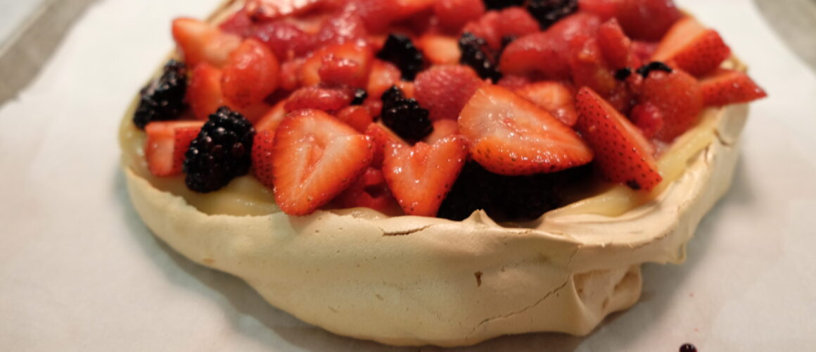 vanilla pavlova w/ lemon curd